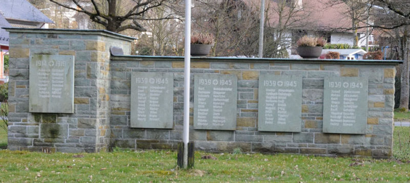 д. Хальбербрахт. Памятник землякам, погибшим в годы обеих мировых войн.