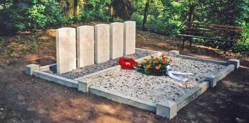 Коммуна Рецов. Памятники, установленные на братской могиле, в которой похоронены солдаты союзников.