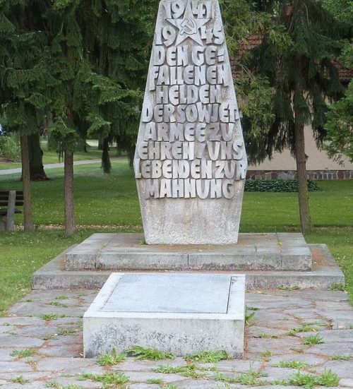 г. Рёбель-Мюриц. Памятник советским воинам.