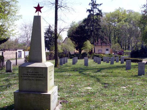 г. Науэн. Памятник, установленный на братской могиле, в которой похоронено 128 советских воинов.