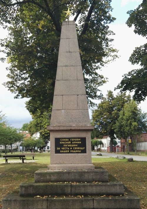 Муниципалитет Неннхаузен. Памятник, установленный на братской могиле, в которой похоронено 49 советских воинов.