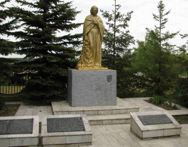 д. Новосёлки Гродненского р-на. Памятник, установленный на братской могиле, в которой захоронено 25 советских воинов.
