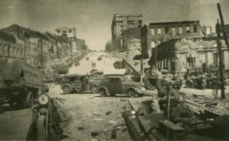 Немецкие солдаты на Буденновском проспекте. Лето, 1942 г.