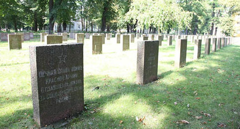 г. Нойруппин. Памятник, установленный у братских могил, в которых похоронено 227 советских воинов.