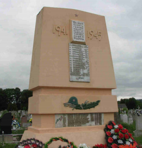 Агрогородок Озёры Гродненского р-на. Памятник, установленный на братской могиле, в которой захоронено 72 советских воина, в т.ч. 50 неизвестных.