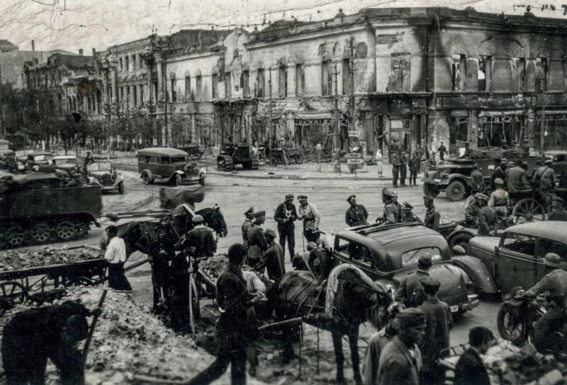 Немецкие солдаты на Буденновском проспекте. Лето, 1942 г.
