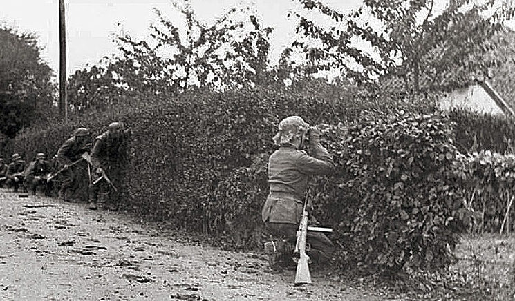 Немецкие пехотинцы в засаде. 1944 г.