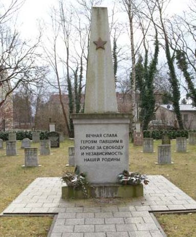 г. Нойруппин р-н д. Альт Руппин. Памятник, установленный у братских могил, в которых похоронено 84 советских воина.