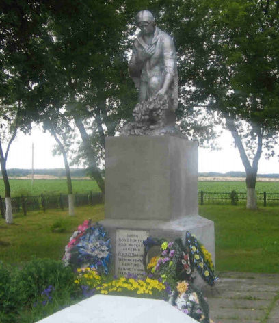 д. Партизанская Гродненского р-на. Памятник, установленный на братской могиле, в которой захоронено 650 советских воина, в т.ч. 247 неизвестных.