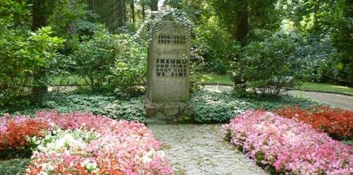 г. Росток. Военное кладбище, где похоронено 2 417 человек, погибших во время обоих мировых войн. 