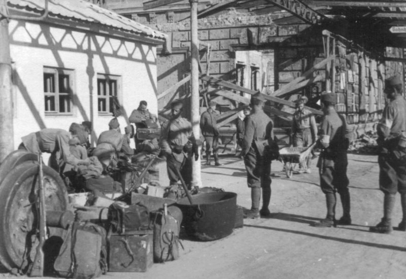 Румынские солдаты на перроне ж/д вокзала. Сентябрь 1942 г.