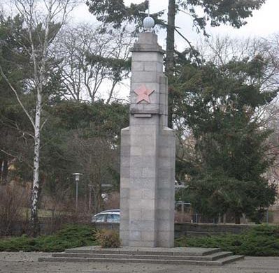 г. Ораниенбург. Памятник, установленный у братских могил, в которых похоронено 500 советских воина.
