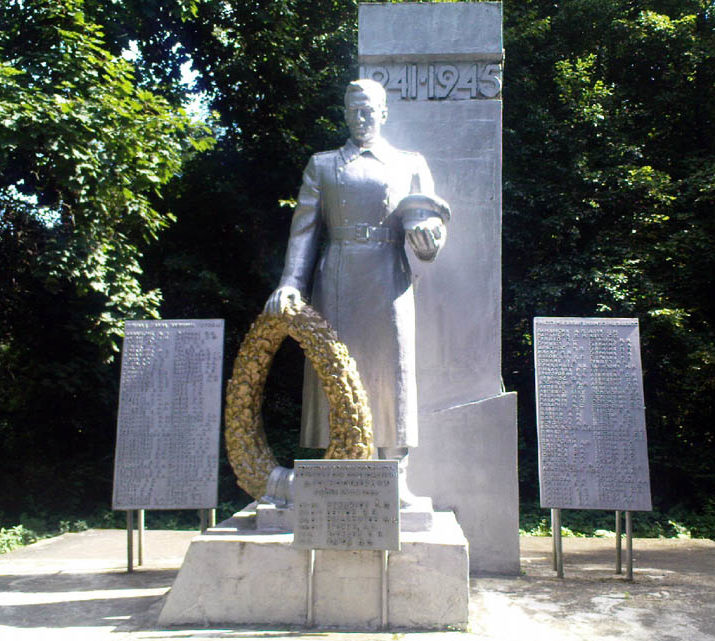 д. Горностаевичи Свислочского р-на. Памятник, установленный в 1967 году на братской могиле, в которой похоронено 26 советских воинов. 