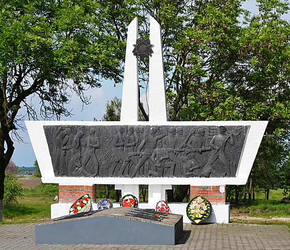 г. Туров Житковичского р-на. Братская могила, в которой захоронено 148 солдат 23-й Киевско-Житомирской дивизии, в т.ч. 15 неизвестных.