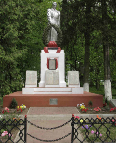 Агрогородок Свислочь Гродненского р-на. Памятник, установленный на братской могиле, в которой захоронено 345 советских воинов. 
