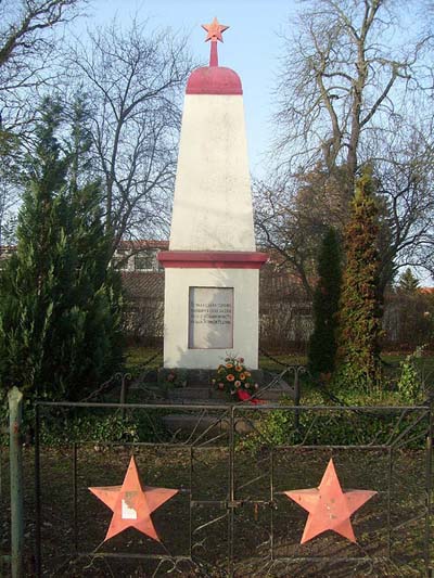 г. Тетеров. Памятник, установленный на братской могиле, в которой похоронено 73 советских воина. 