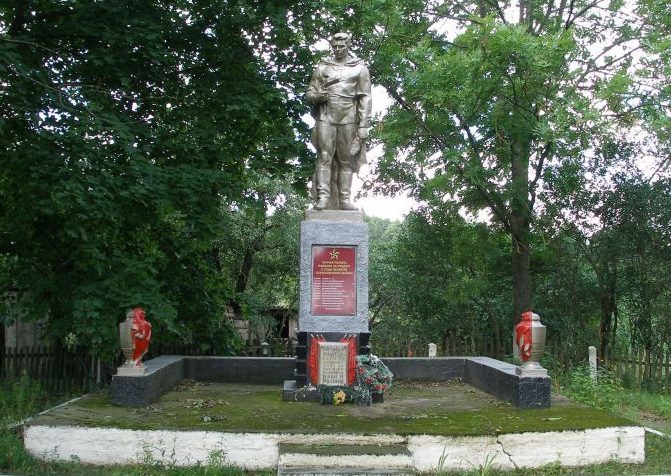 д. Кукличи Свислочского р-на. Памятник, установленный в 1967 году на братской могиле, в которой похоронено 27 советских воинов. 