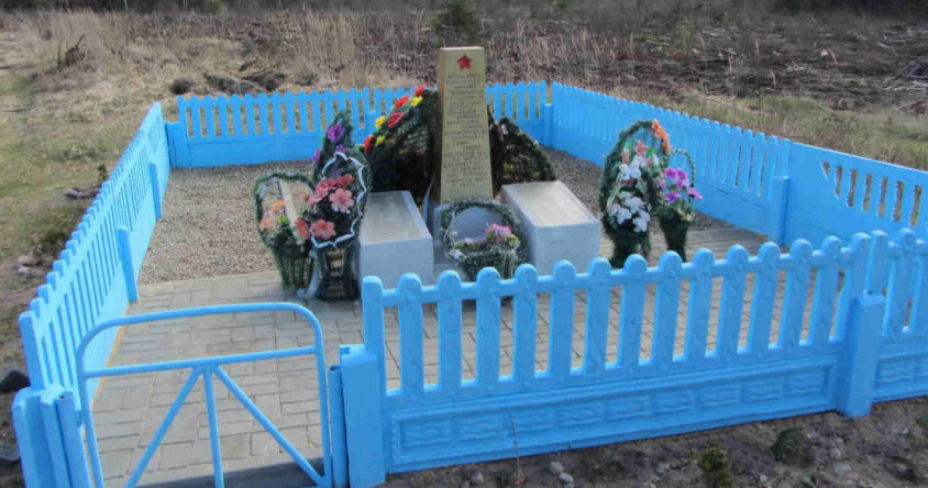 д. Синий Камень Гродненского р-на. Памятник, установленный на братской могиле, в которой захоронено 40 советских воинов. 