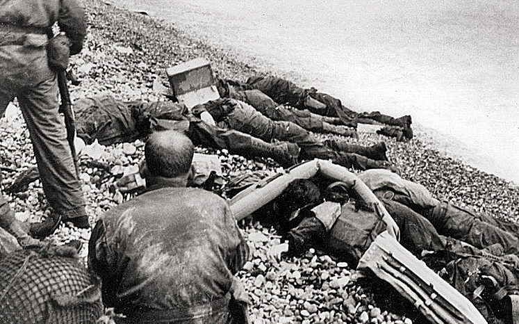 Az 1. gyalogos hadosztály meggyilkolt amerikaiak az Omaha Beach-i partraszállás során.  1944 g.