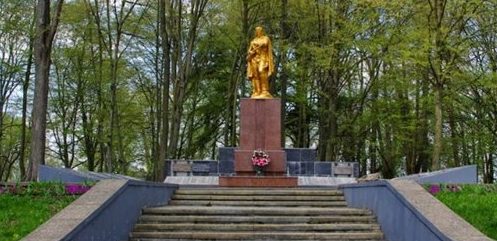 г. Скидель Гродненского р-на. Памятник, установленный на братской могиле, в которой захоронено 1 138 советских воинов, из них 385 неизвестных. 
