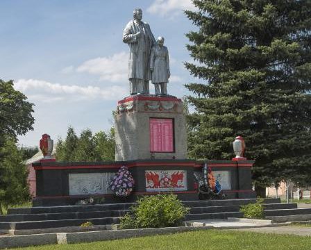 п. Порозово Свислочского р-на. Памятник, установленный в 1961 году на братской могиле, в которой похоронено 111 воинов 391-го и 422-го полков 170-й дивизии 48-й армии 1-го Белорусского фронта, которые погибли в июле 1944 года в боях при освобождении поселка и района.
