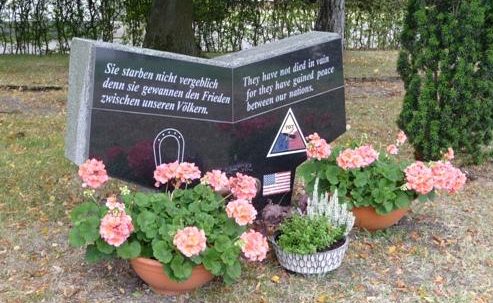д. Шмидт. Мемориал ветеранов немецкого 89-го отделения «Инфантери» и американского 707-го танкового батальона, которые сражались здесь во время войны. 