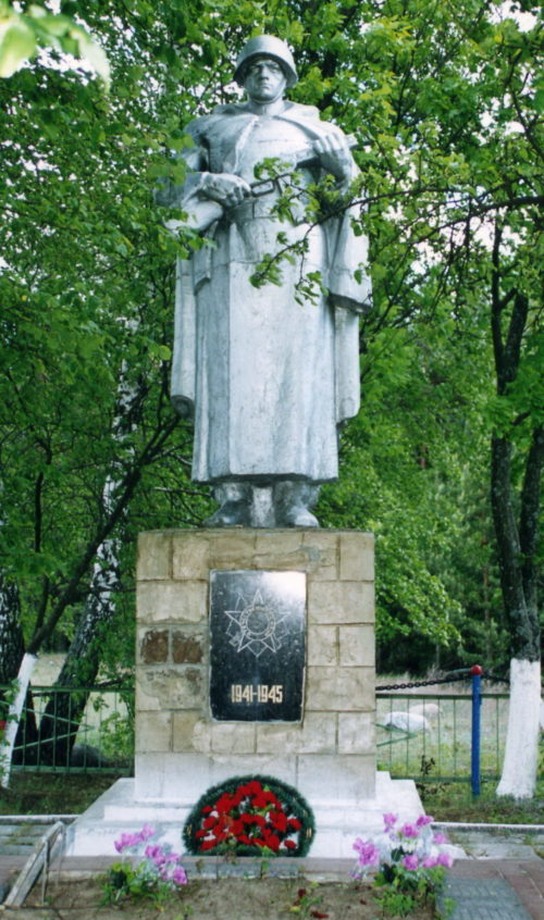 д. Антоновка Жлобинского р-на. Памятник, установленный в 1959 году на братской могиле, в которой захоронено 227 воинов.