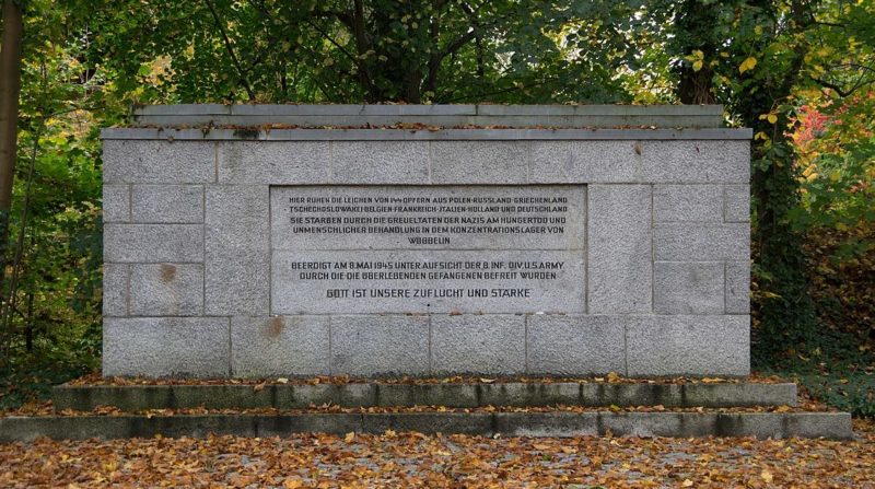 г. Хагенов. Памятник, установленный на месте концлагеря Вёббелин, где погибло около 1 тысячи заключенных. В братской могиле похоронено 144 жертвы.