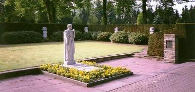 г. Штадтлон. Военное кладбище, где похоронены 249 немецких солдат и жертв бомбардировки. 