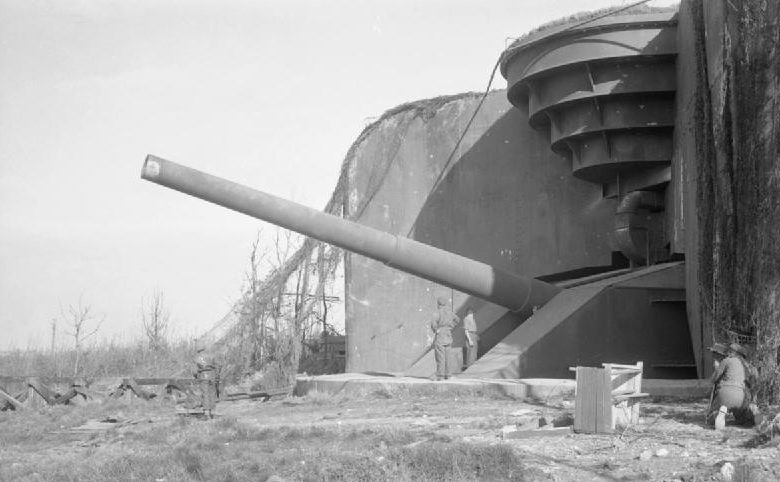 Британские солдаты у захваченного 380-мм орудия. Кап-Грис-Нез. 1944 г.