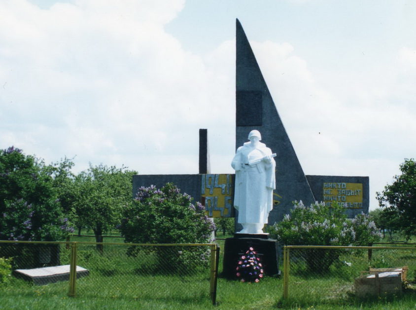 д. Гелин Жлобинского р-на. Памятник, установленный на братской могиле, в которой захоронено 483 воинов 368-го, 616-го, 967-го полков 73-й стрелковой дивизии, погибших в боях с немецко-фашистскими захватчиками в декабре 1943 года. 