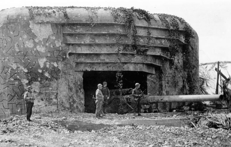 Американские солдаты у захваченного 210 мм орудия Skoda в каземате №1 батареи Крисбек. 1944 г.