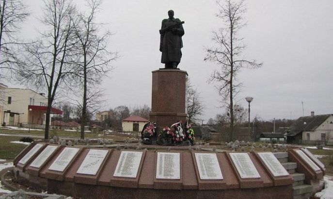 п. Сопоцкин Гродненского р-на. Памятник, установленный на братской могиле, в которой похоронено 980 советских воинов, в т.ч. 35 неизвестных.
