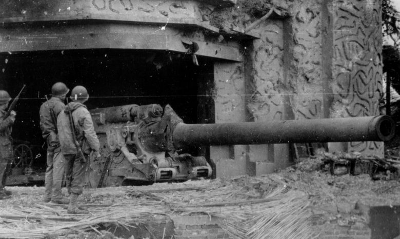 Amerikai katonák egy elfogott 210 mm-es fegyvernél, a krisbeki üteg 2. kazematájában.  1944 g.