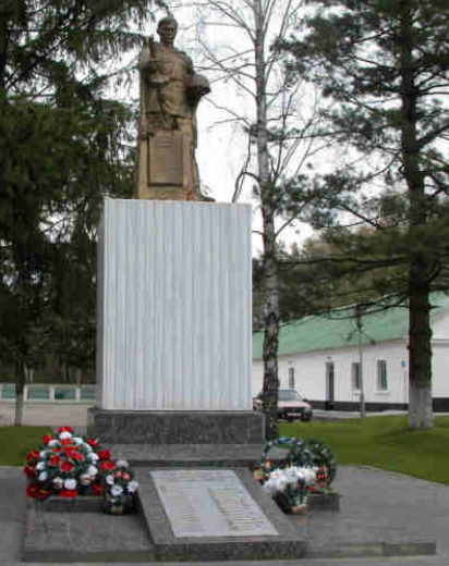 п. Сопоцкин Гродненского р-на. Памятник на застава им. .В. Усова, установленный на братской могиле, в которой похоронен 21 советский воин, из них 6 неизвестных.