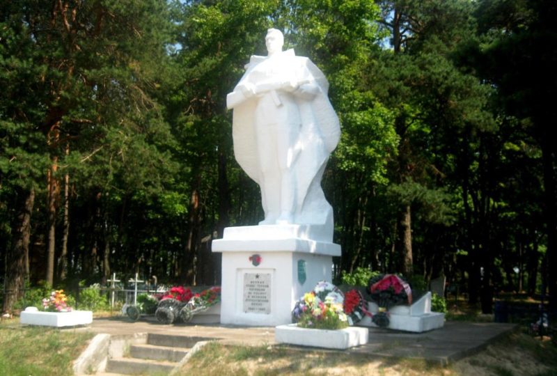 г. Рогачёв. Памятник, установленный на братской могиле советских воинов, погибших при освобождении города в 1944 году.