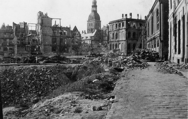 Разрушения в городе. 1945 г. 