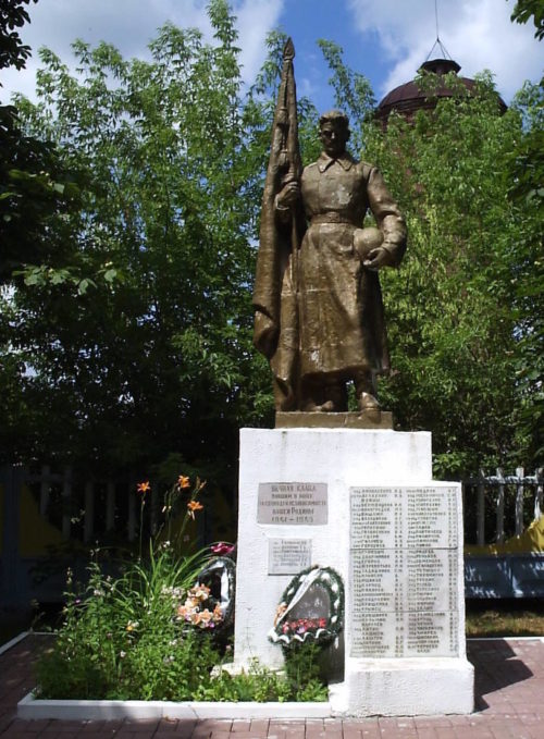 г. Рогачёв. Памятник, установленный на братской могиле в парке железнодорожного вокзала.