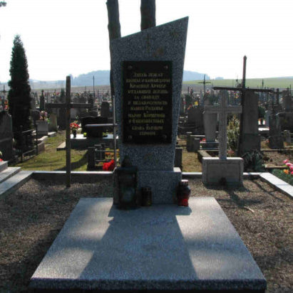 п. Сопоцкин Гродненского р-на. Памятник на кладбище, установленный на братской могиле, в которой захоронено 23 советских воина.