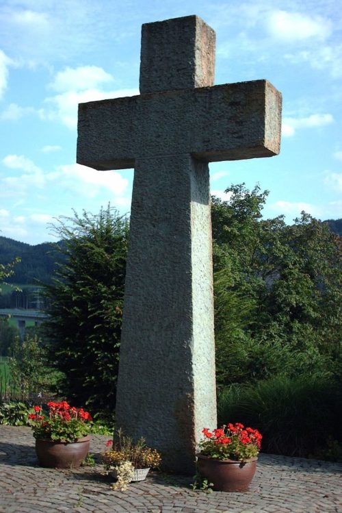 Памятный крест на кладбище.
