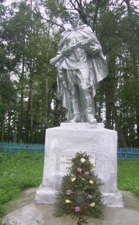 д. Старое Село Рогачевского р-на. Памятник, установленный на братской могиле, в которой похоронено 1 008 советских воинов, в т.ч. 762 неизвестных.