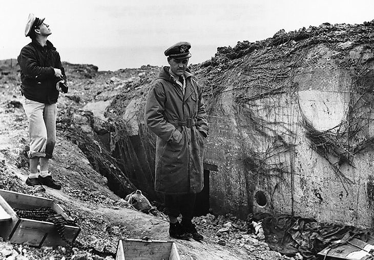 Английские моряки у разрушенного немецкого ДОТа. 1944 г.