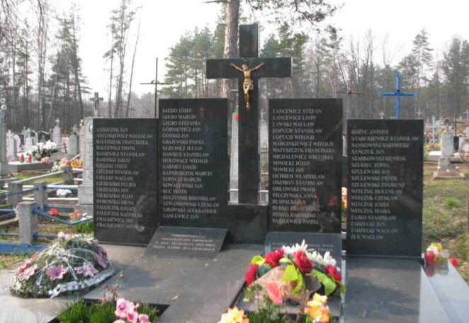 п. Сопоцкин Гродненского р-на. Памятник на кладбище, установленный на братской могиле, в которой захоронено 30 советских воинов.