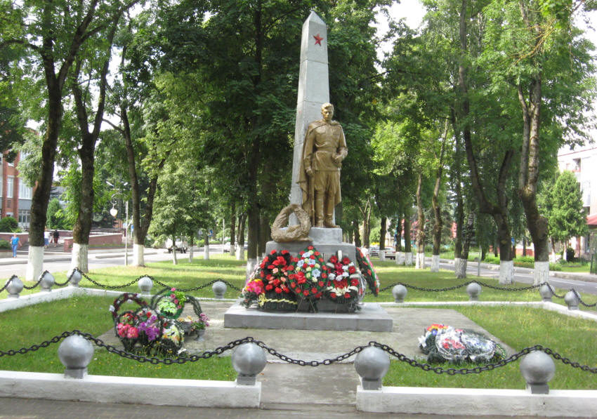 г. Свислочь. Обелиск, установленный в 1953 году на братской могиле, в которой похоронено 398 воинов 190 стрелкового полка 5-й стрелковой дивизии 3-й армии Белорусского фронта, а также воины 336-го стрелкового полка. Среди захороненных Герой Советского Союза Николай Масонов. 