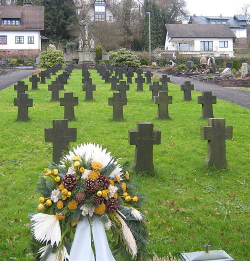 Муниципалитет Энгельскирхен. Военное кладбище у церкви.