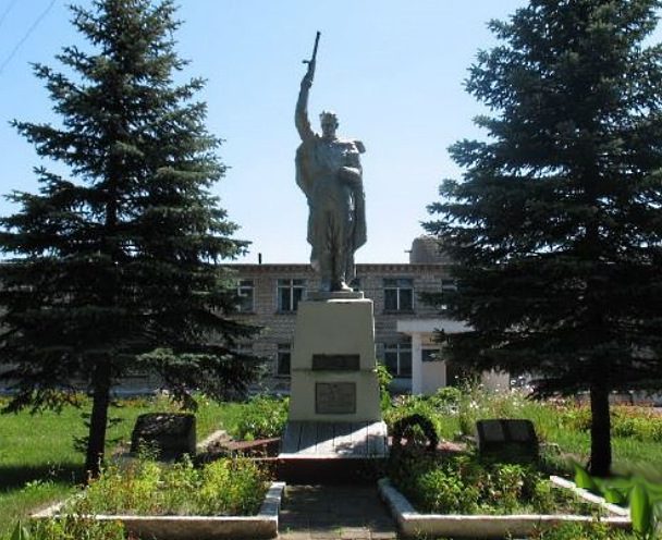 д. Старое Село Рогачевского р-на. Памятник советским воинам возле школы.