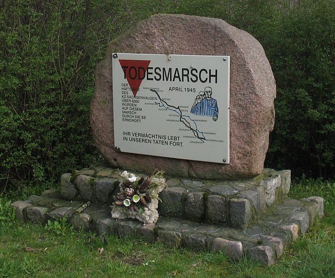 г. Путлиц. Мемориальный камень, посвященный «Маршу смерти» узниками концлагеря Заксенхаузен.
