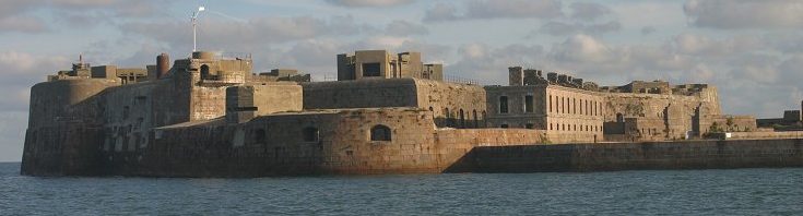 Форт «L'île Pelеe» был вооружен батареей 75-мм зенитных орудий и батареей из четырех 105-мм орудий. Форт также имел 1500-мм зенитный прожектор и собственную дизель-электростанцию. 