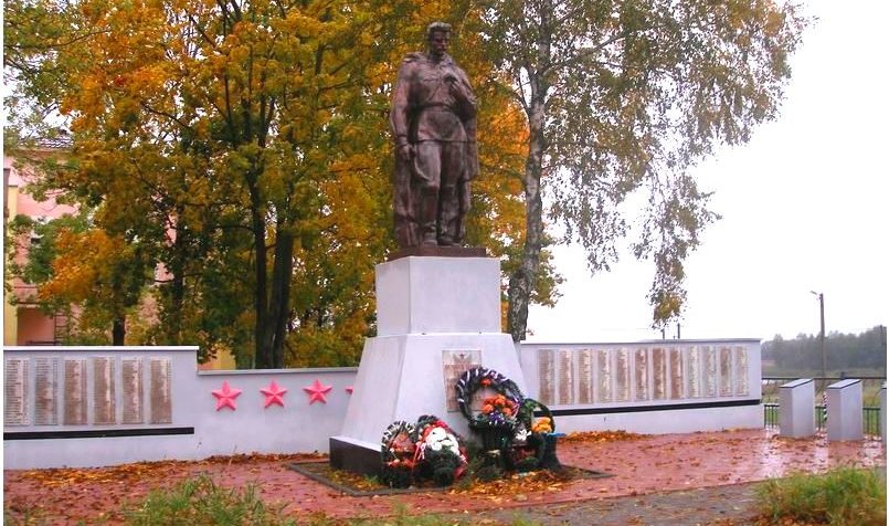 п. Тихиничи Рогачевского р-на. Памятник, установленный на братской могиле, в которой похоронено 553 воина, в т.ч. 15 неизвестных. 