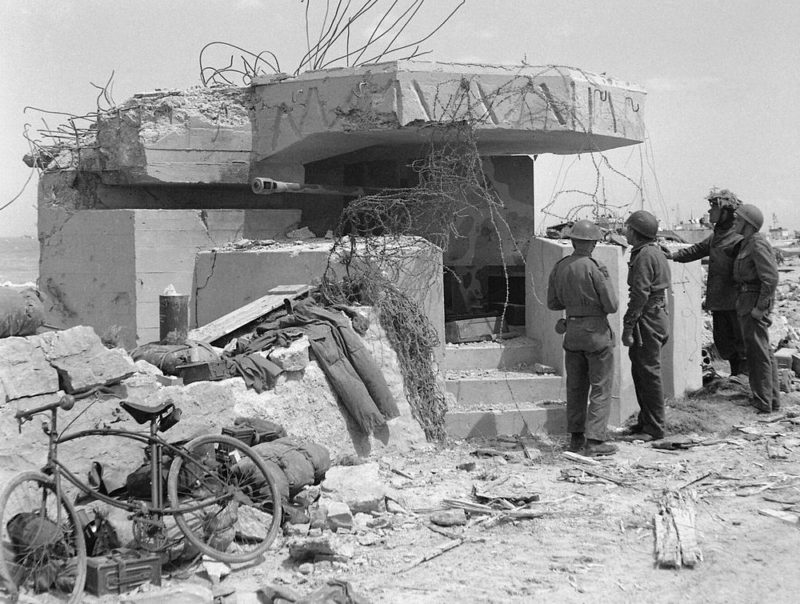 Szövetségesek egy megsemmisült tüzérségi doboznál, 50 mm-es fegyverrel.  Arany tengerpart.  1944. június